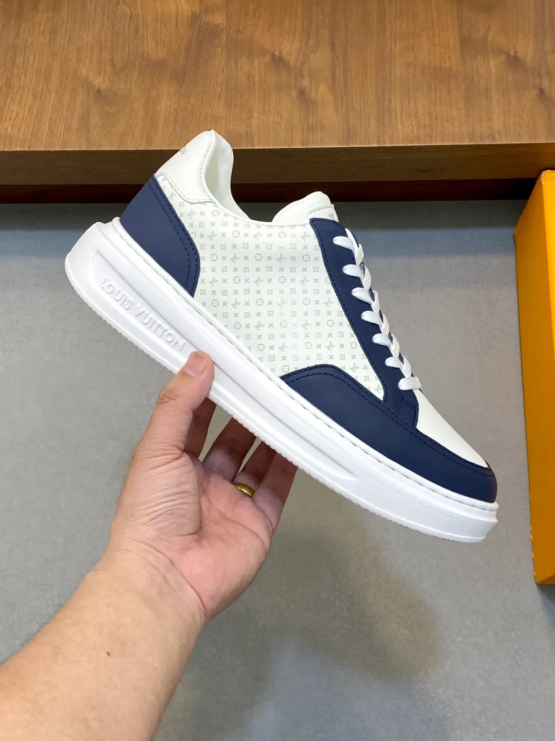 Factory price: 400💰LV🆕 New men's high-end casual sports shoes, using imported first-layer cowhide silk-screened brand lougou, original ultra-light men's shoes 💰u outsole, wear-resistant and comfortable, Monogram lougou embellished rubber outsole, breathable mesh lining, versatile classic style! Size: 38-44 (.45, 46 customized)